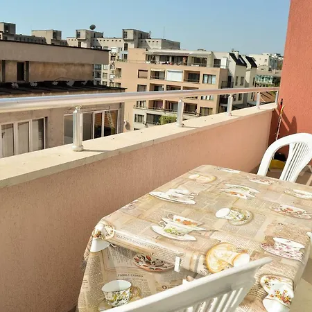 아파트 Central Apartment